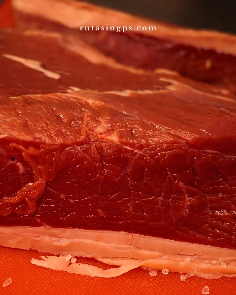 Corte de carne cruda fina